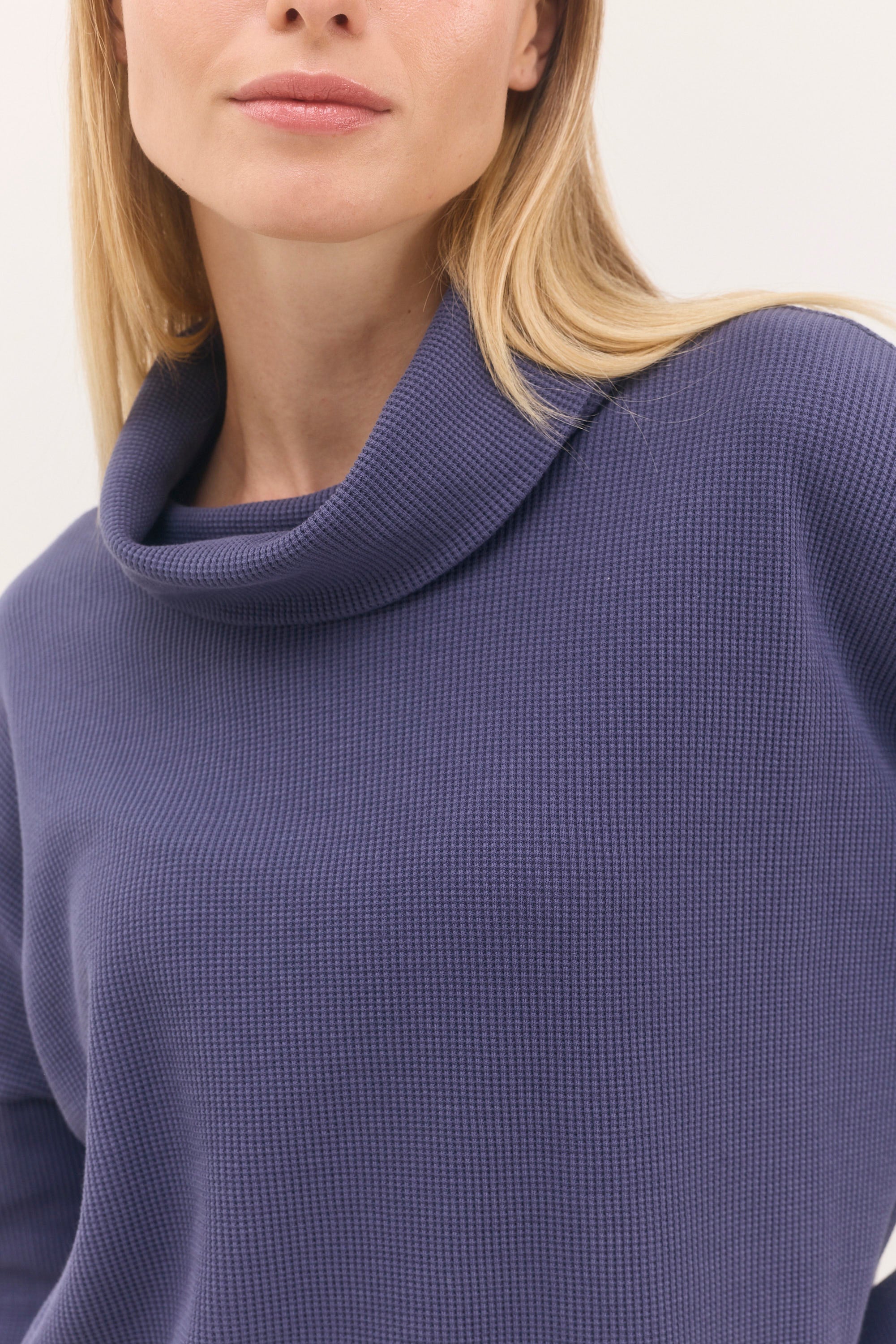 חולצת לונה כחול מעושן