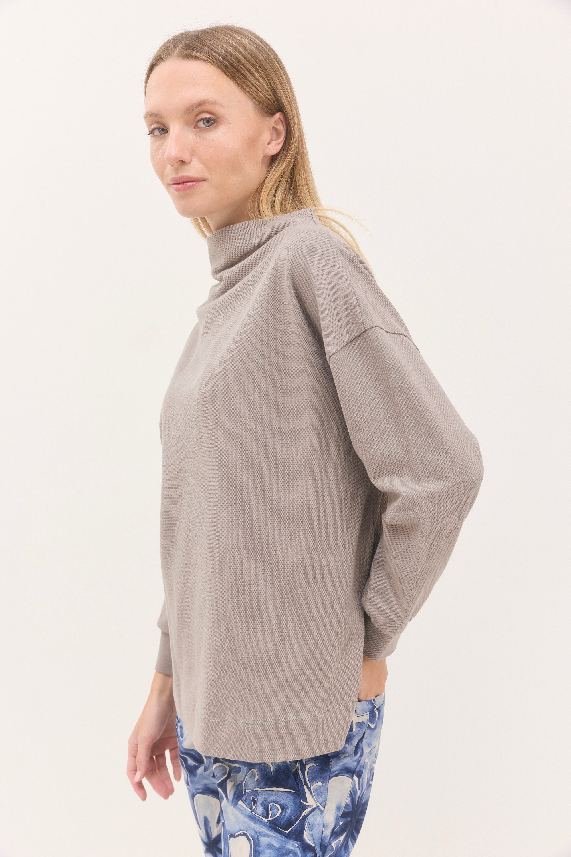 חולצת בקי אפור אבן